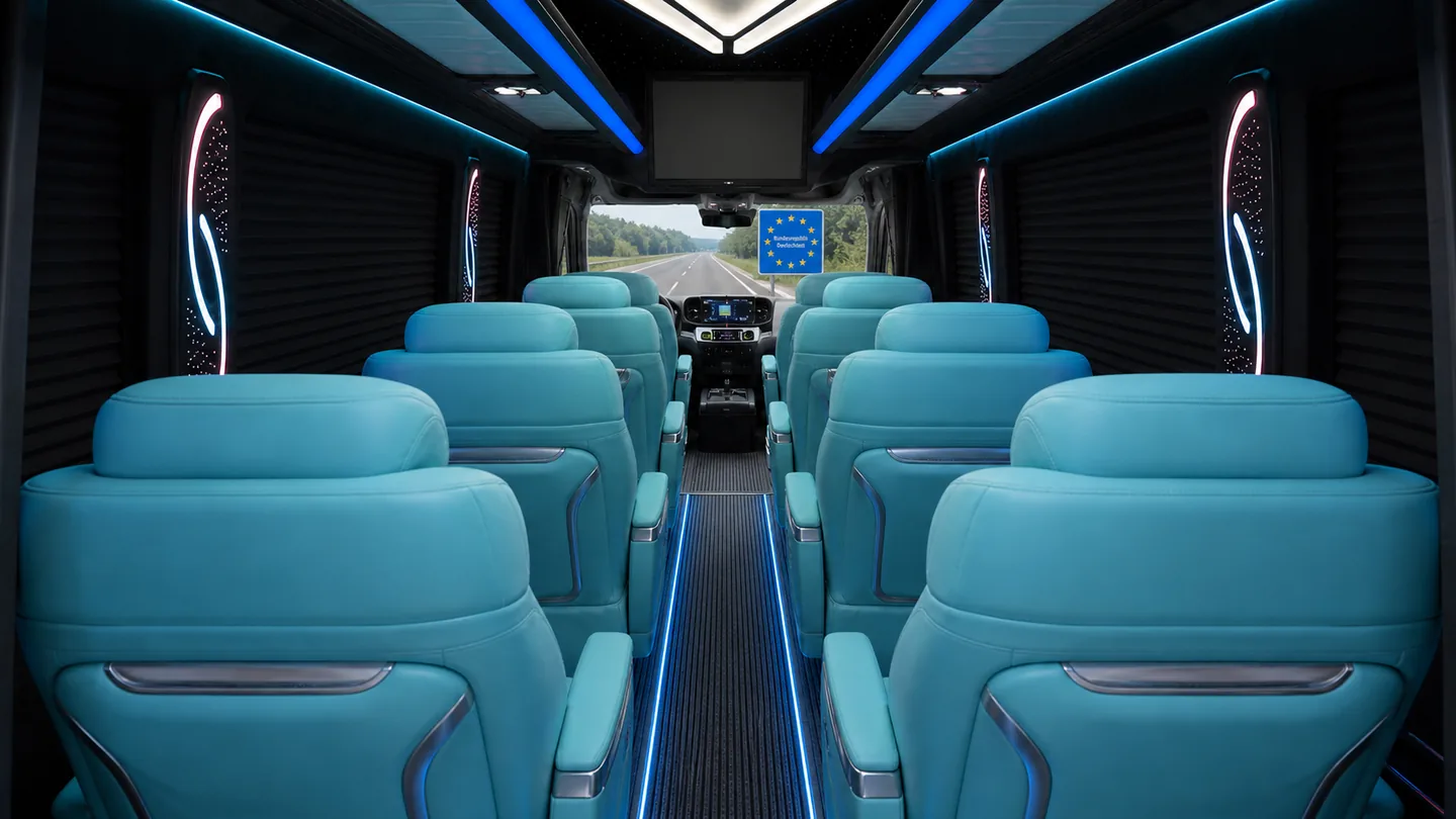 Wnętrze minibusa: turkusowe skórzane fotele wzdłuż przejścia